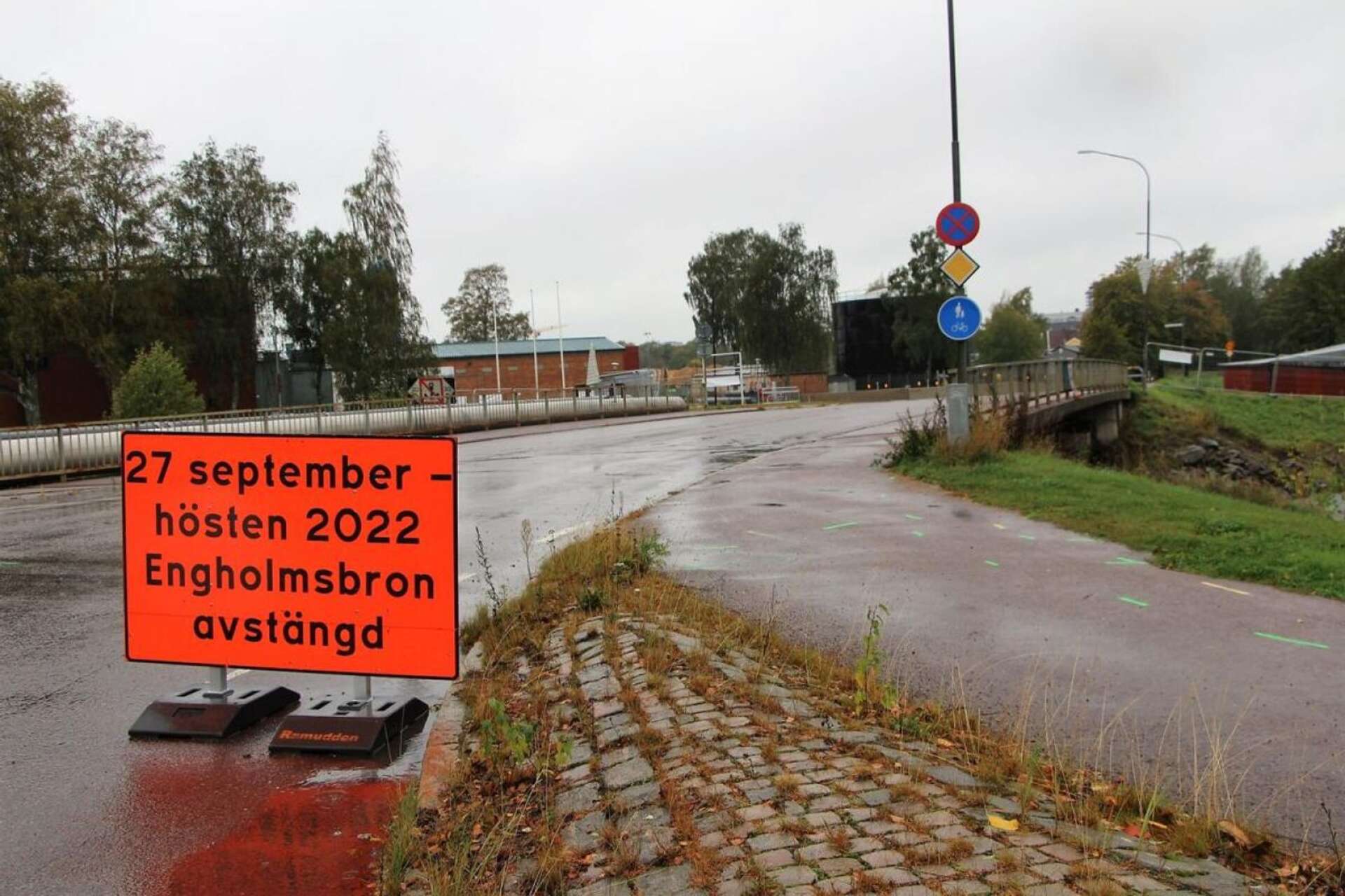 Engholmsbron är utsliten och ska därför ersättas med en ny bro. Den ska stå klar senast i slutet av december 2022.