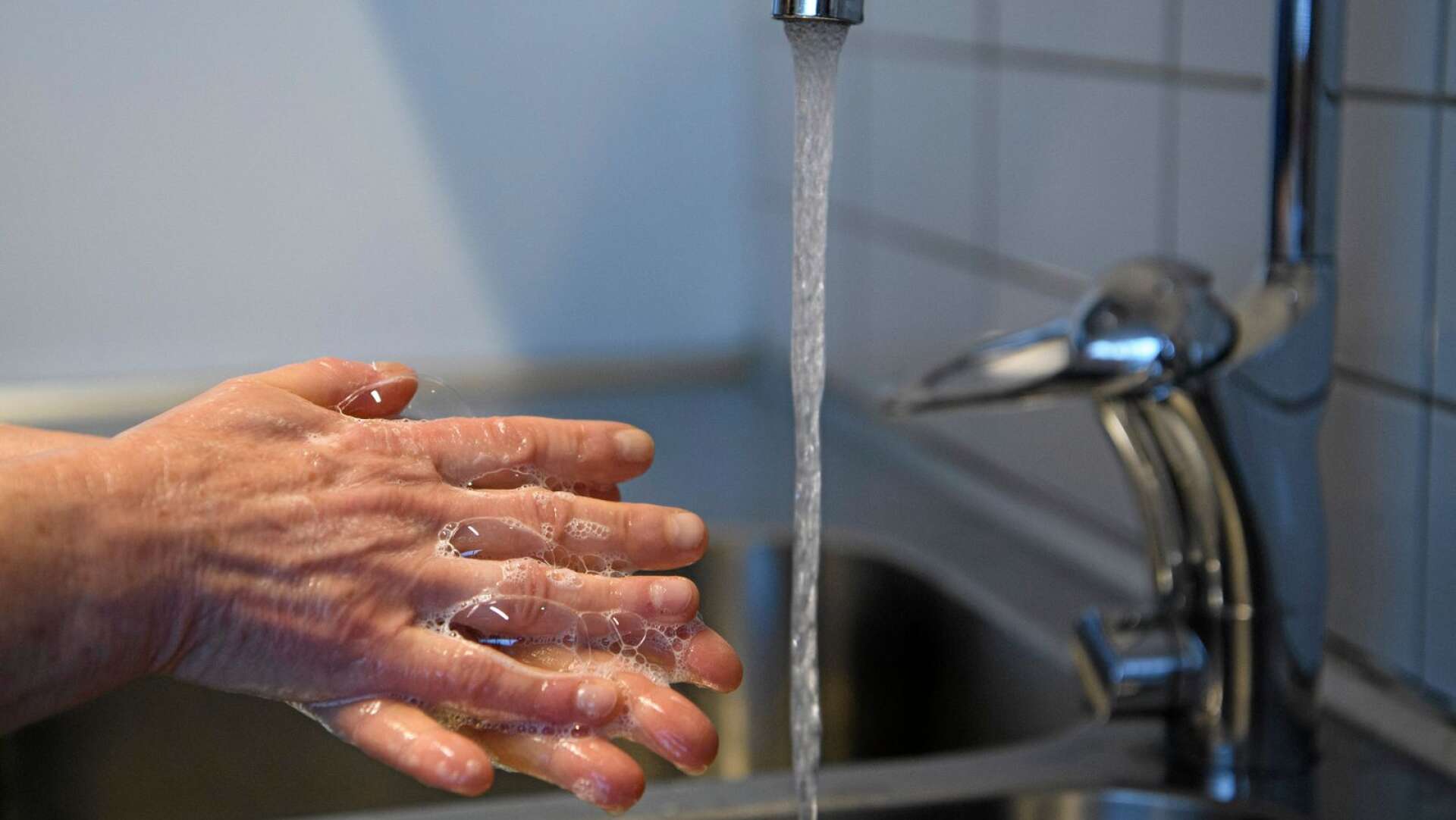 Insändarskribenten anser bland annat att personalen borde se till att brukarna verkligen tvättar händerna vid fler än ett tillfälle per dag.