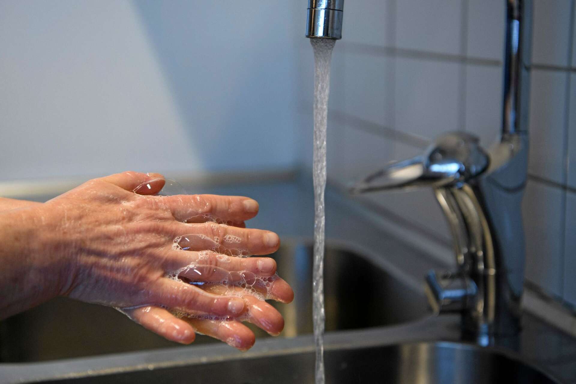 Insändarskribenten anser bland annat att personalen borde se till att brukarna verkligen tvättar händerna vid fler än ett tillfälle per dag.
