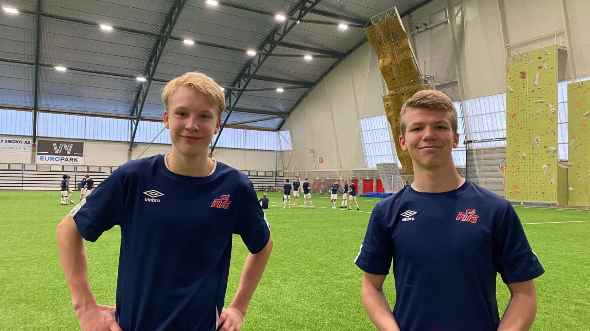 Joel Larsson och Henrik Bohlin Arnesen går på Norges Toppidrettsgymnas i Kongsvinger med fotboll som inriktning.
