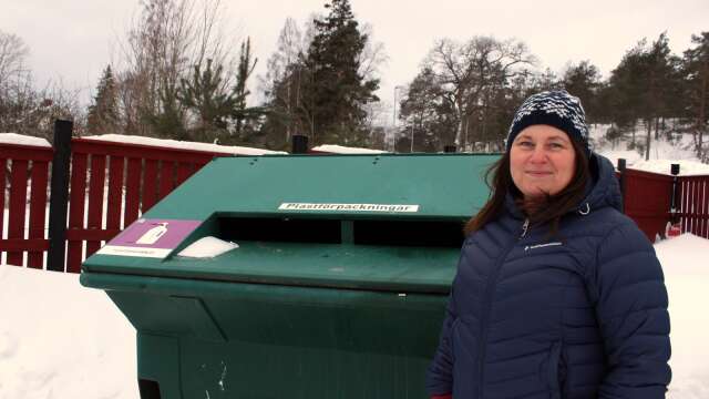 Susanne Bäckström, miljöingenjör, teknik och fritid i Säffle Åmål, vid en av återvinningsstationerna i Säffle tätort. 
