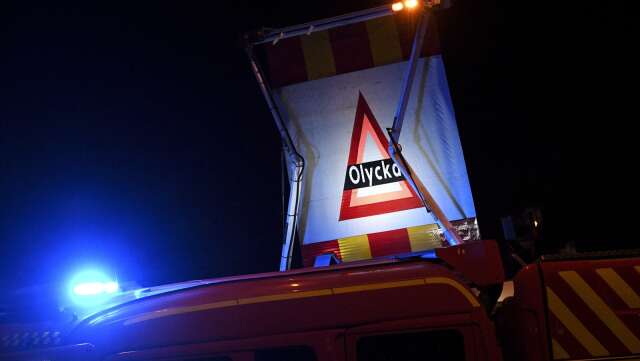 Tre personer färdades i bilen på väg hem från Linköping när den av okänd anledning körde av vägen i Motala kommun. En ung kille avled. Genrebild.