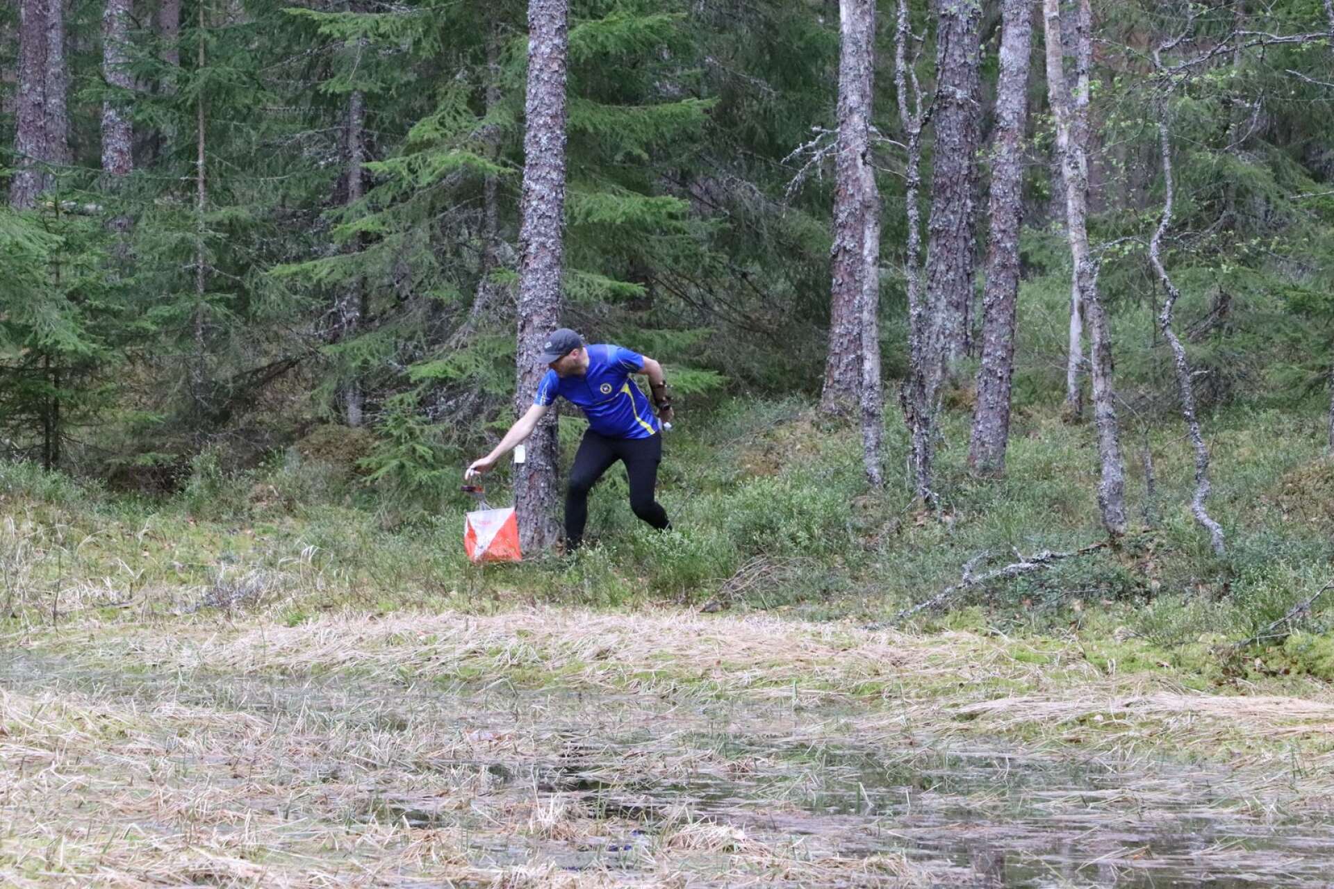 Jonas Bergenfur från Skattkärr stämplar vid sin första kontroll, en inte alltför svårfunnen myr i den glest bevuxna skogen.