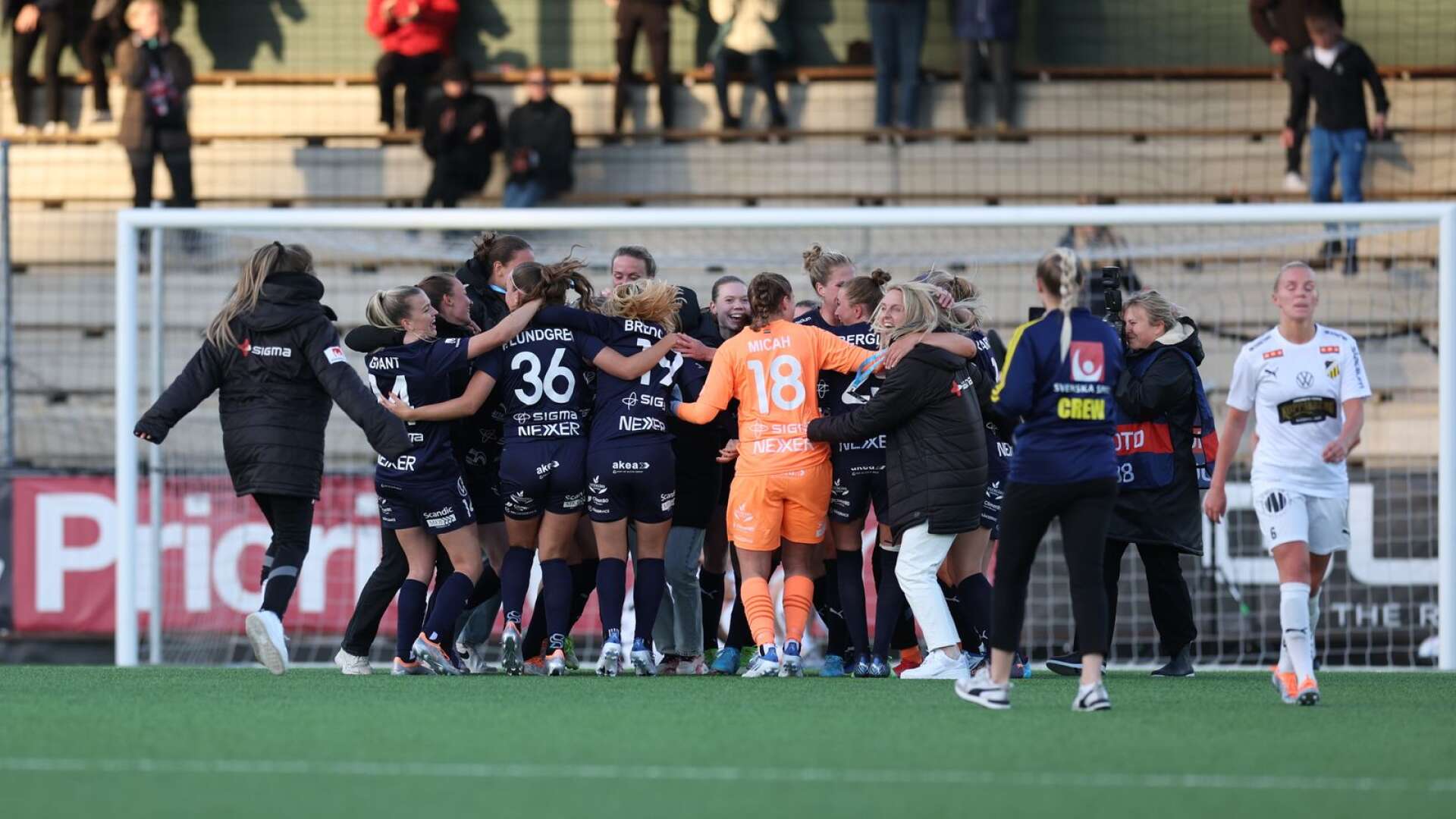 Rosengård firar cupguldet efter finalsegern (2–1) mot Häcken. Rosengårds värmländska Mimmi Larsson är cupmästare men hon spelade inte finalen.
