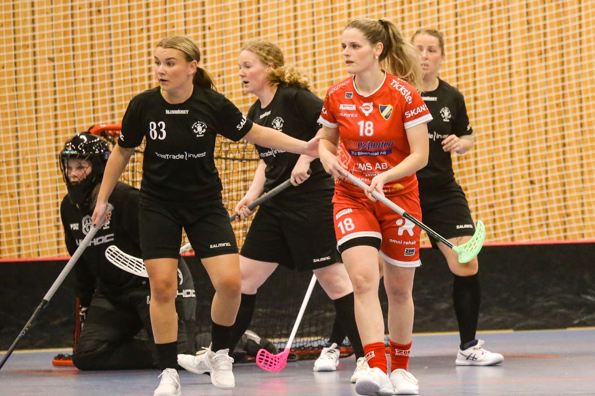 Västvärmländskan Amanda Josefsson som spelade med Dottevik ifjol, här i närkamp med målskytten Josefine Holmqvist-Göthberg, svarade för tre assists i matchen.
