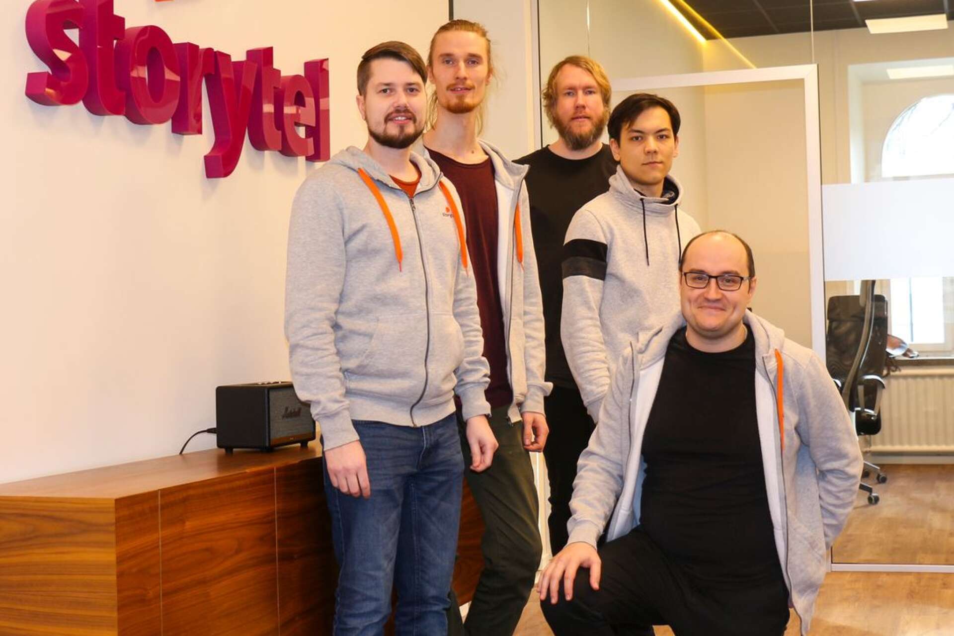 Mikael Baros, tech manager på Storytel Karlstad (längst till höger), tillsammans med några av de anställda, från vänster: Carl Green, Jeremi Stadler, Emil Lingsell och Dmitrii Fedorov. 