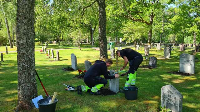 Jimmy Edinge och Joen Karlsson säkrar stenar på Karlskogas kyrkogårdar.