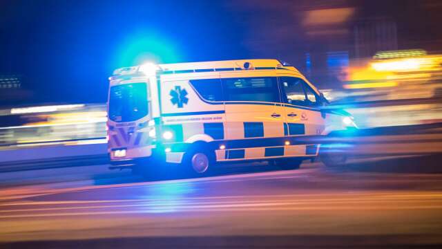Chauffören till den buss med skolbarn från Ed som fick stopp på en glashal väg i Rölanda, skadade sig i samband med incidenten och fick föras till sjukhus.