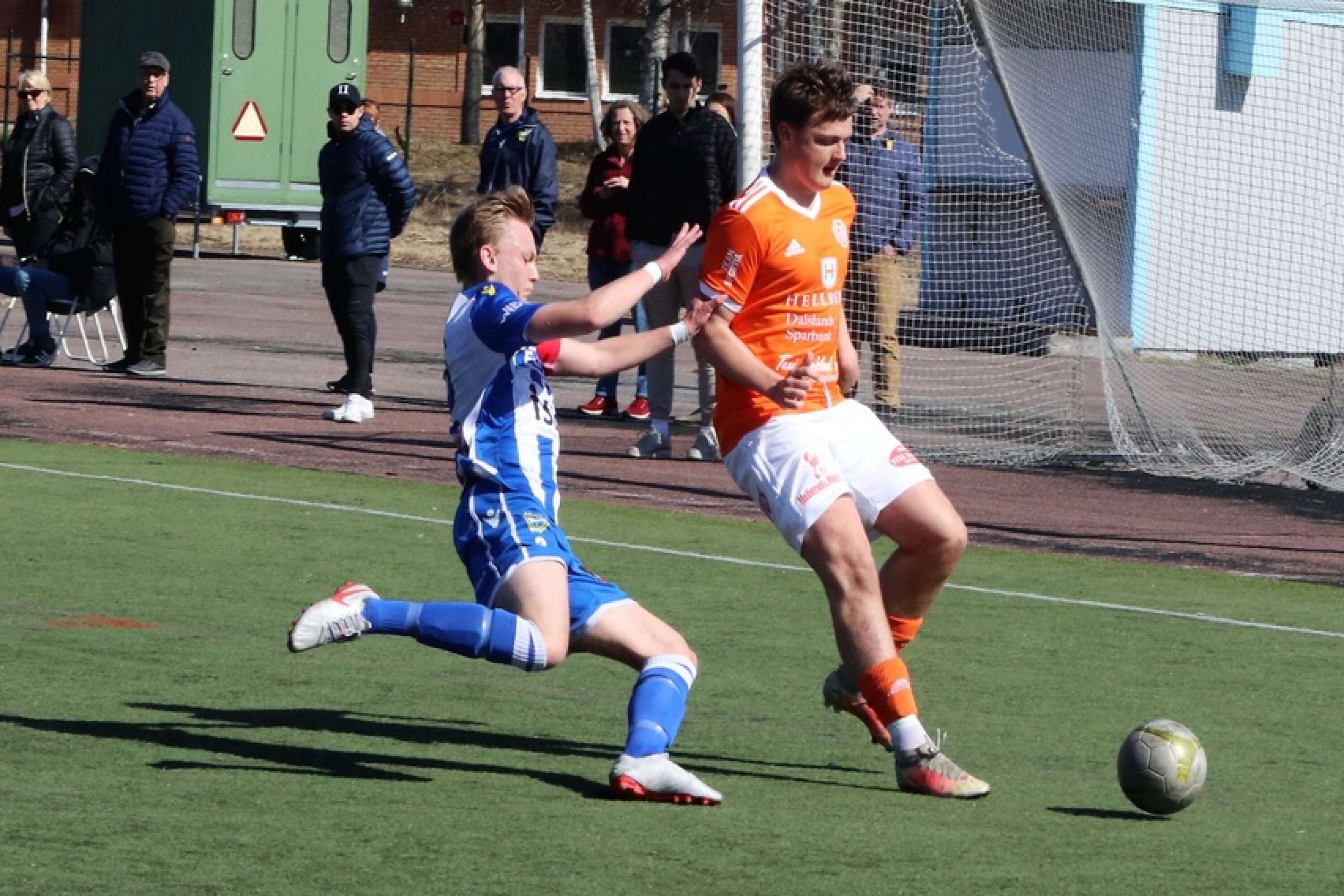 Ludvig Stefansson i Mellerud med bollen mot IFK Åmåls försvarande lagkapten Albin Svensson.