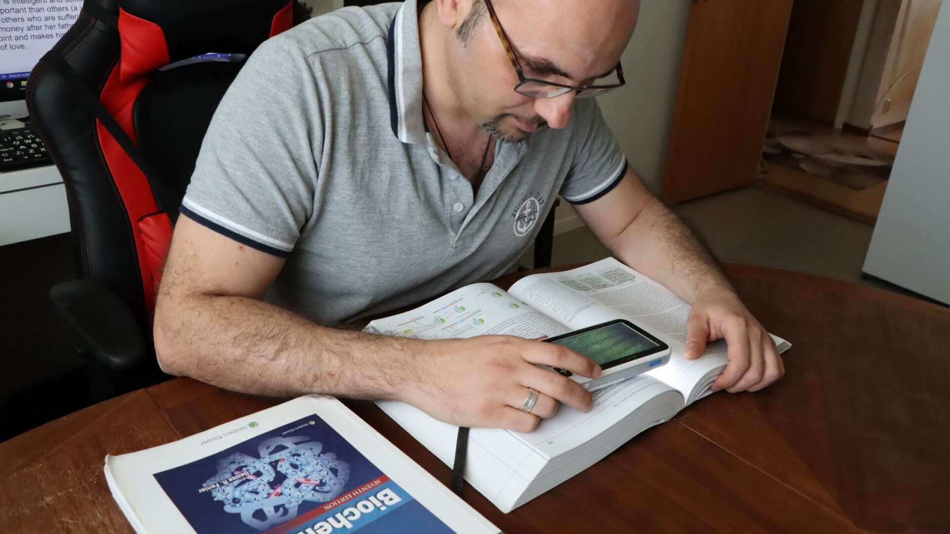 Nayef läser medicinska skrifter under hans studier till läkare. På grund av ett synfel behöver han ett hjälpmedel för att kunna läsa texten. 