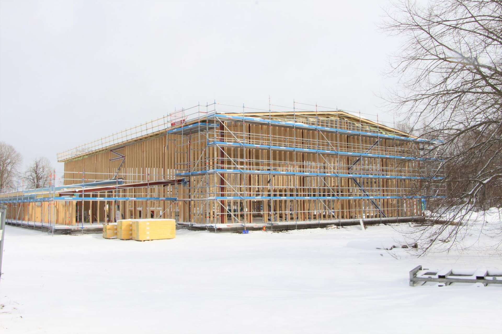 Bygget av den nya sporthallen i Skåre har fått avbrytas på grund av entreprenören Byggtemas konkurs. Nu måste kommunen hitta någon som kan ta över projektet som försenas.