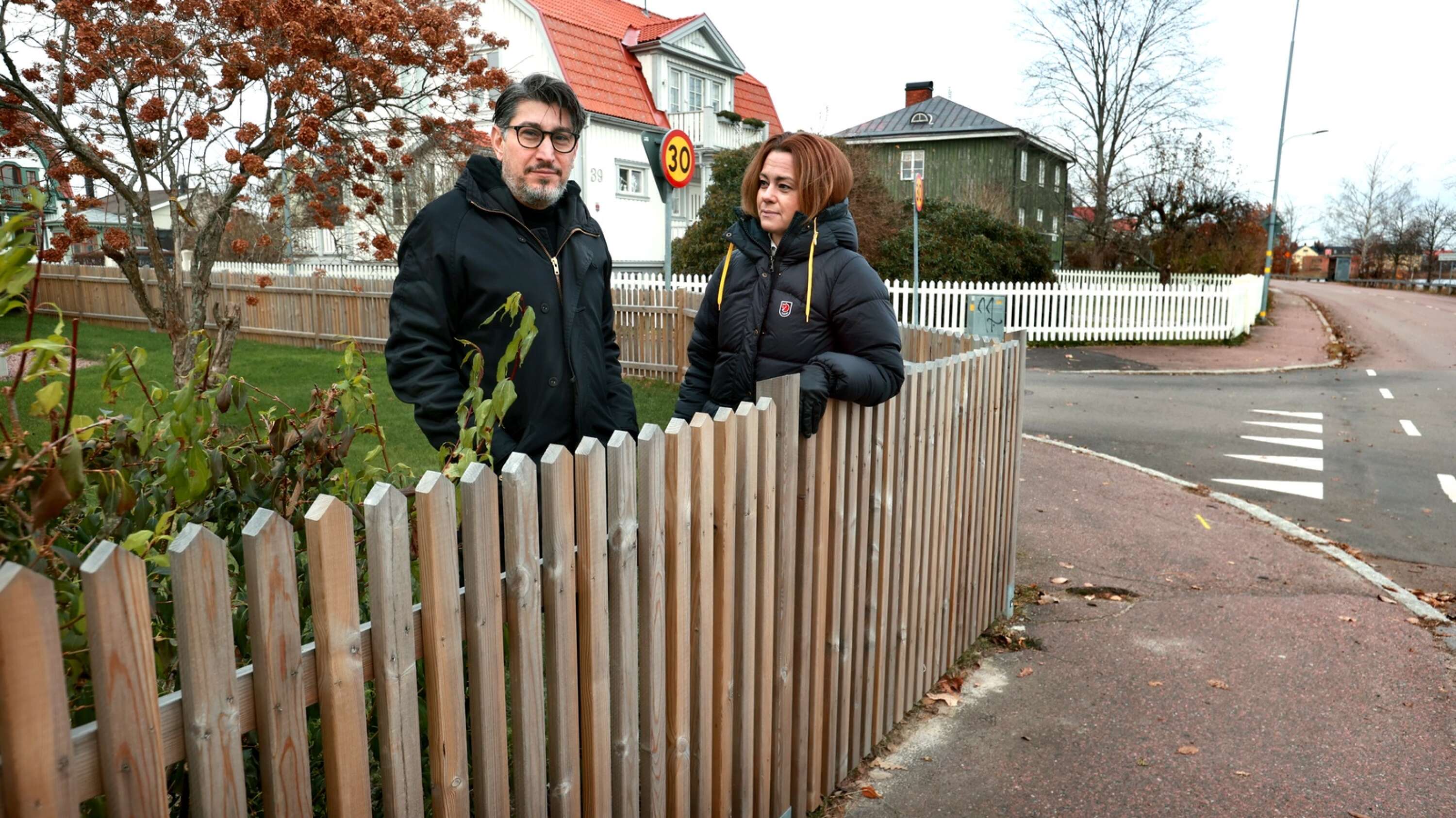 Kommunens besked: Farok och Anna måste sänka staketet  – inom två månader