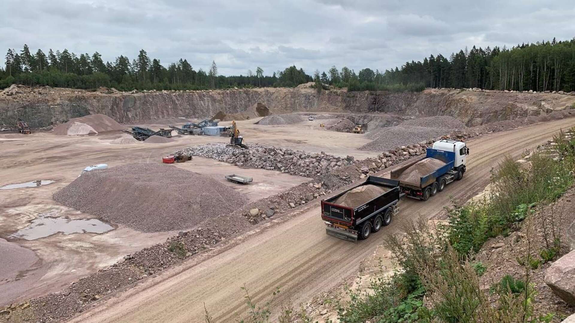 I en dom har mark- och miljödomstolen meddelat att man beviljar Swercok tillstånd att bedriva fortsatt och utökad bergtäktverksamhet och återvinningsverksamhet i Borgehall norr om Skövde. 
