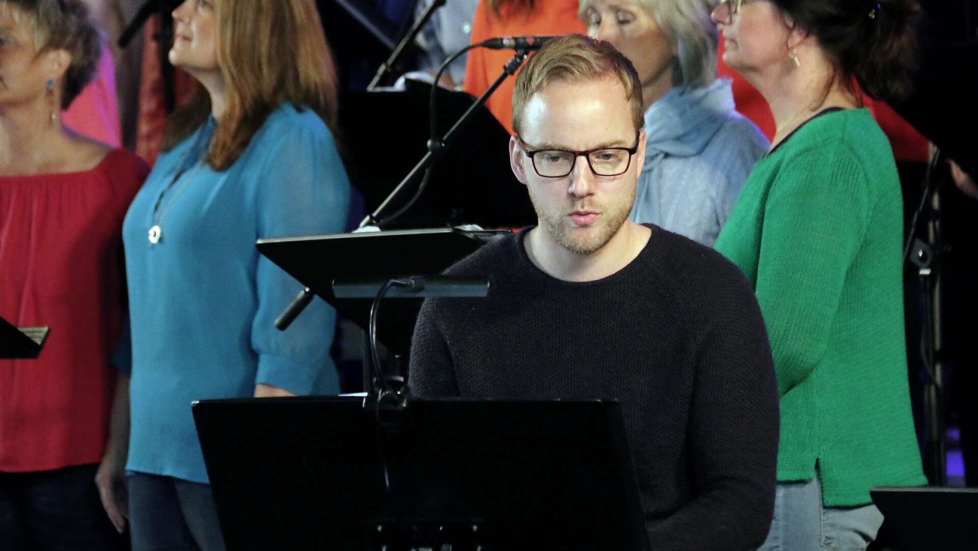 En koncentrerad Michael Ottosson som han ofta sågs vid sitt piano. Bilen är tagen  i samband med Song of Joys konsert 2017.
