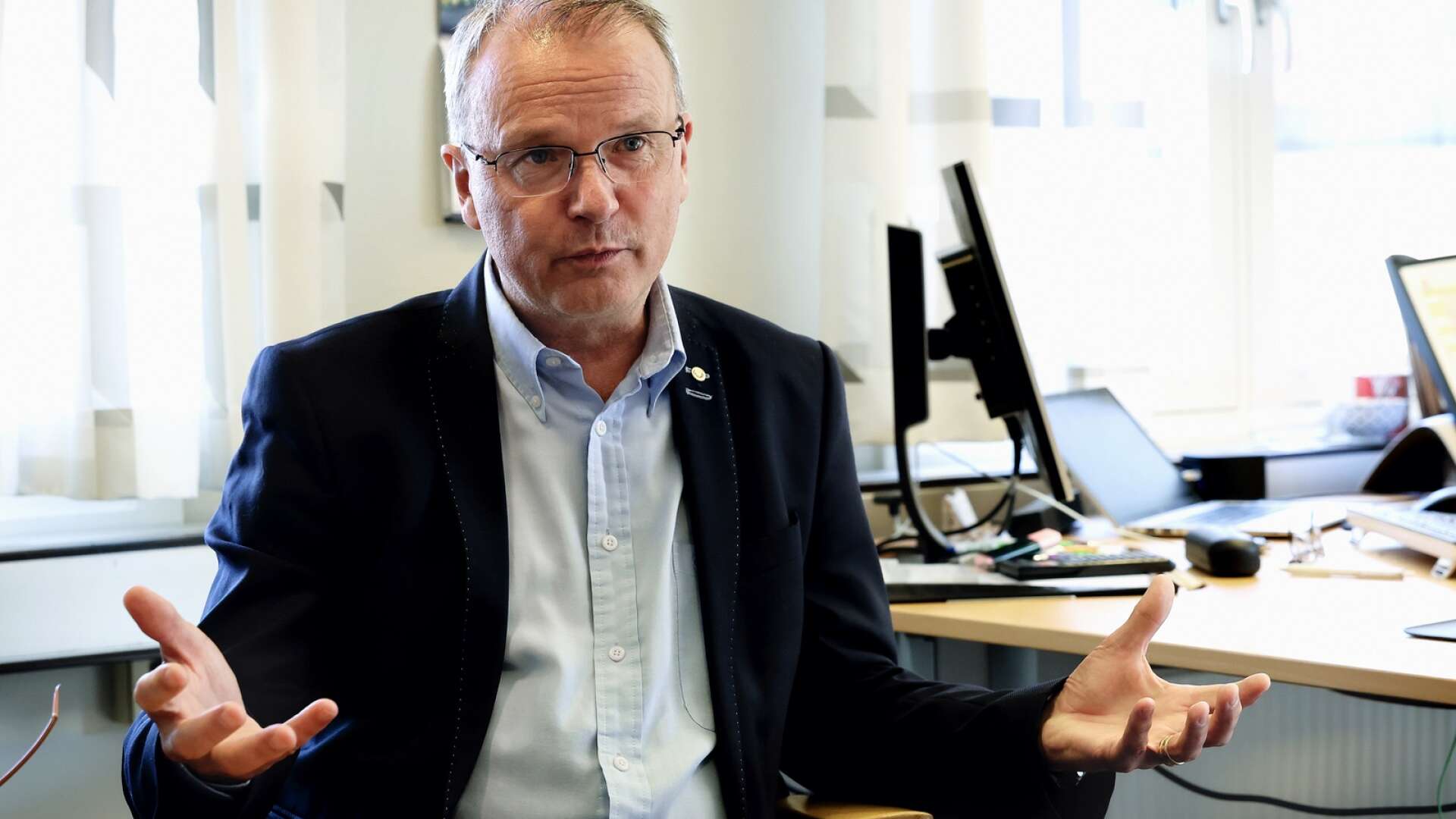 AB Bostäders styrelse säger upp bolagets vd Karl Alexanderson med omedelbar verkan.