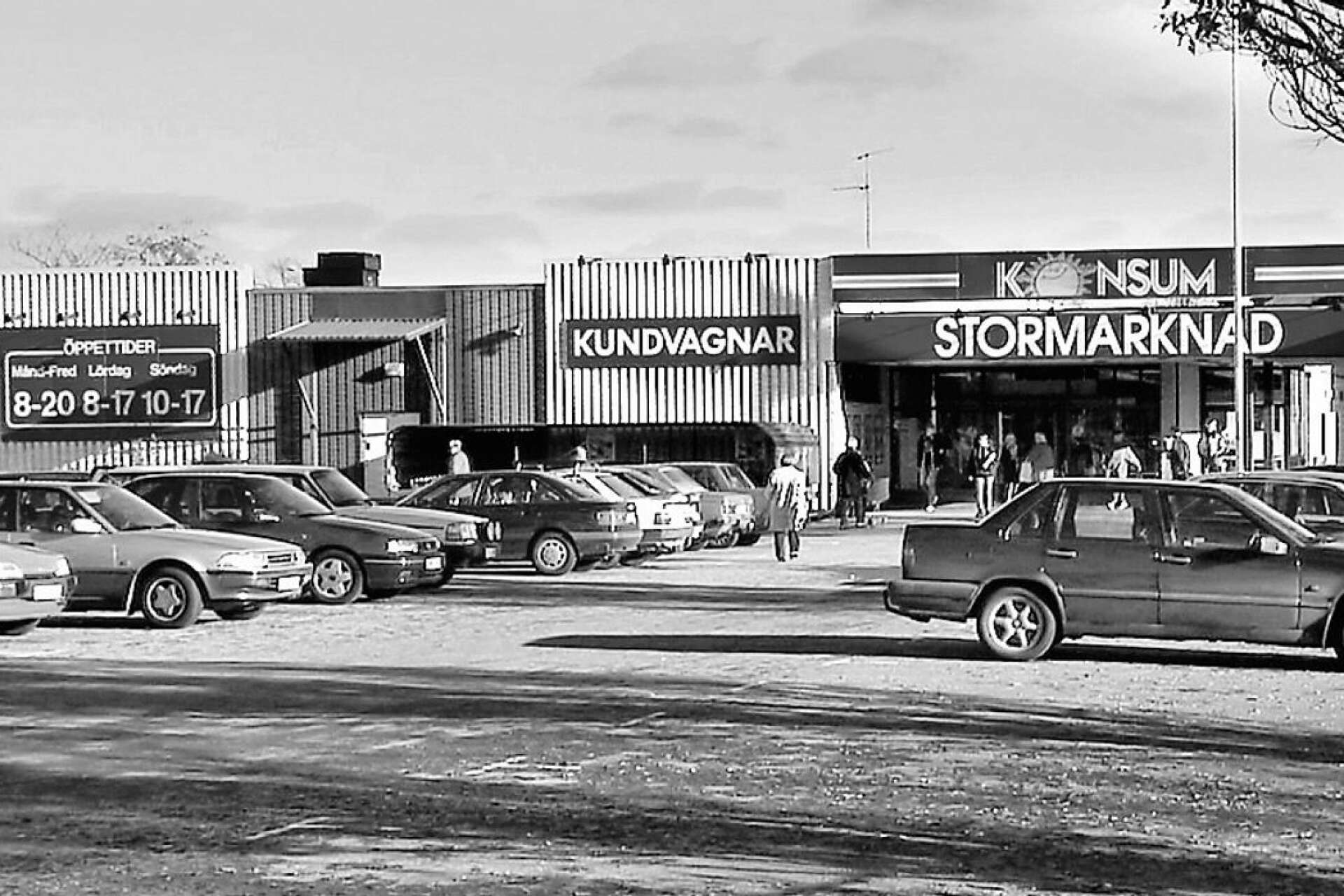 Domusskyltarna plockades ner 1991 och upp kom Konsum Stormarknad. Då fanns huvudingången på hörnet närmast Magasinsgatan.