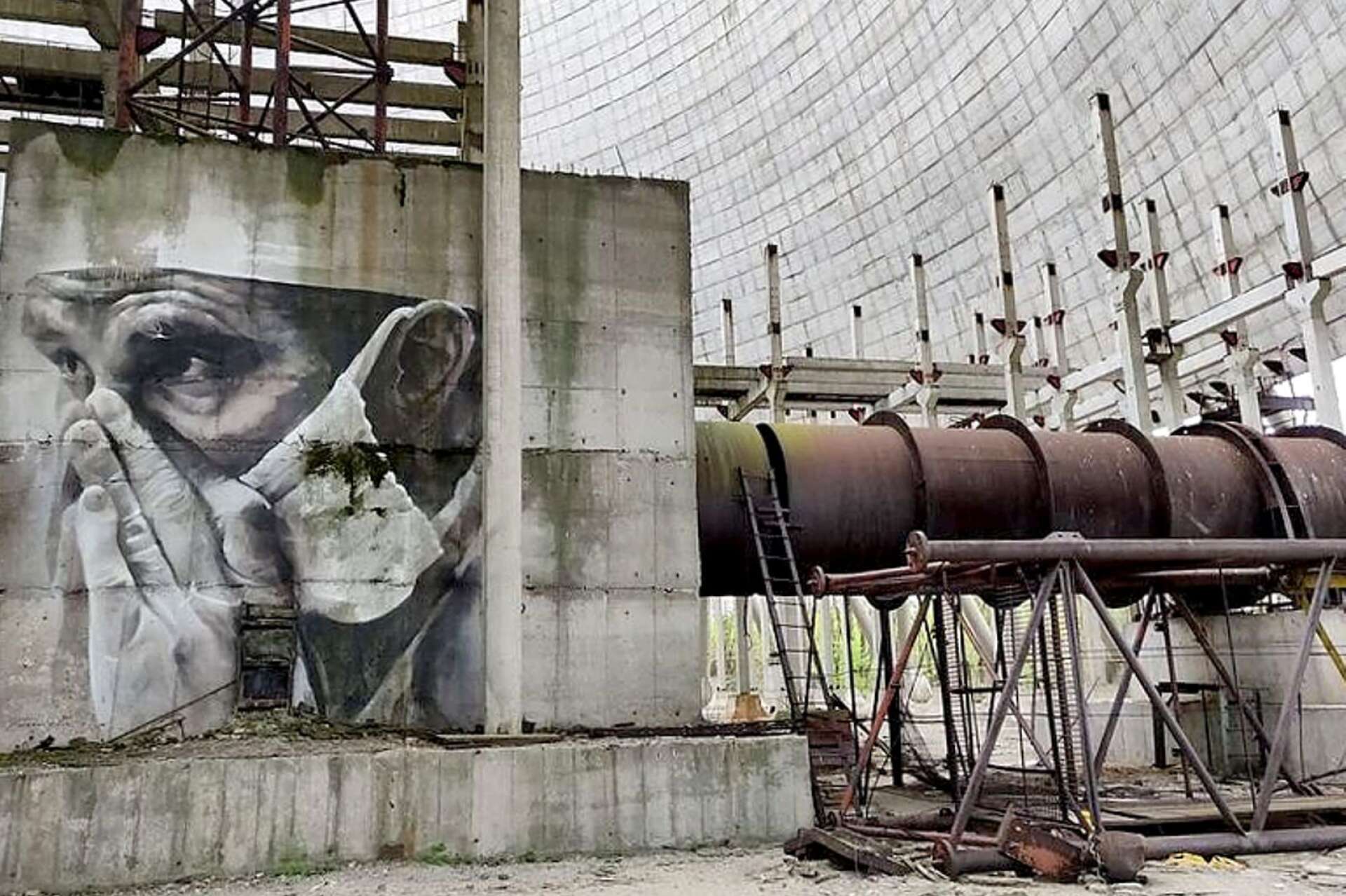 Muralmålning på ett av de halvfärdiga kyltornen till reaktor fem som aldrig blev färdigbyggd. 