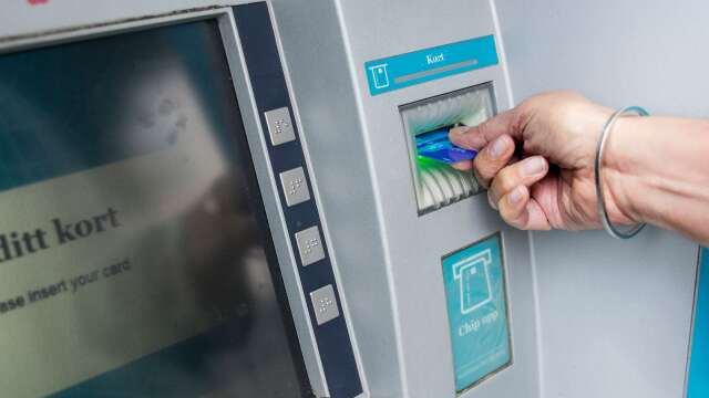 Det minskade antalet bankomater i landet beror på att fler väljer att betala digitalt.