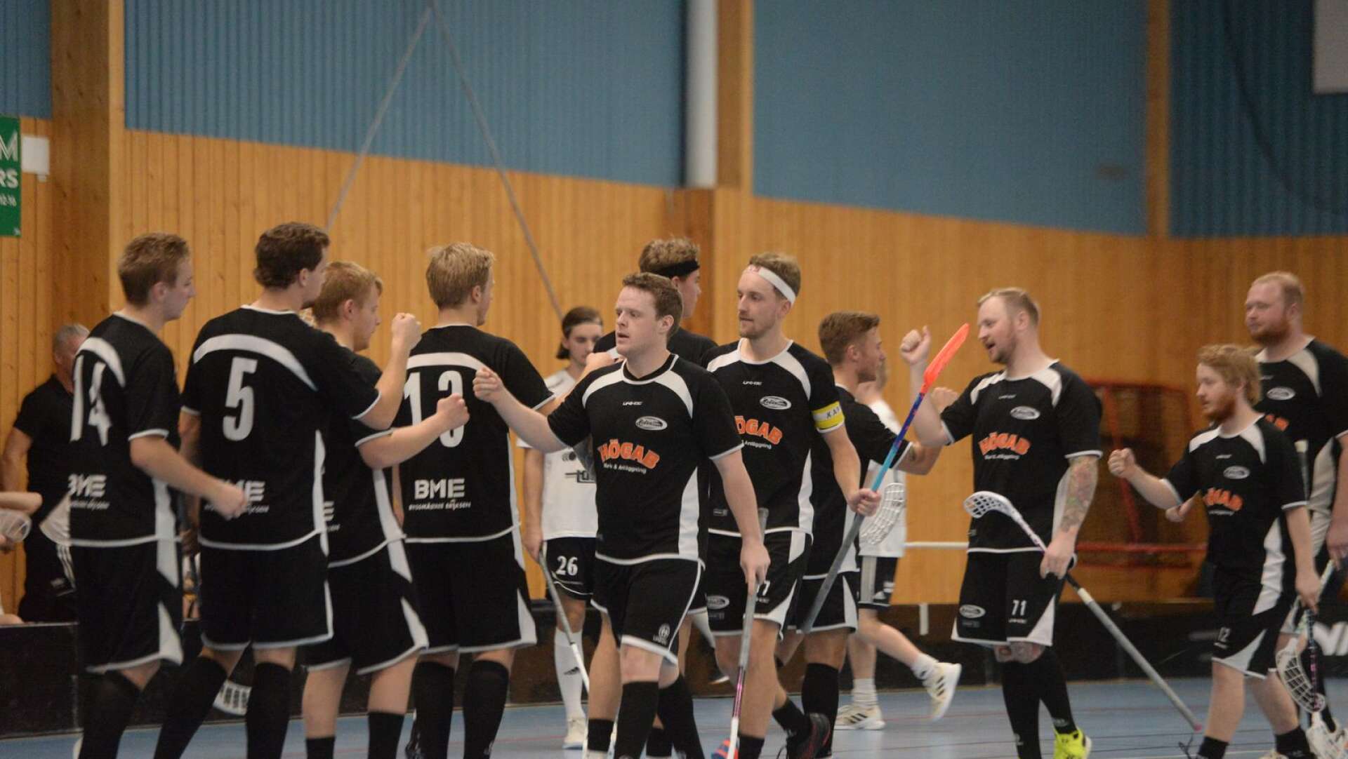 Åmotfors fortsätter ånga på i division tre. Under fredagskvällen hemmabesegrade laget Arvika U i ett dramatiskt derby i Gärdeshallen.