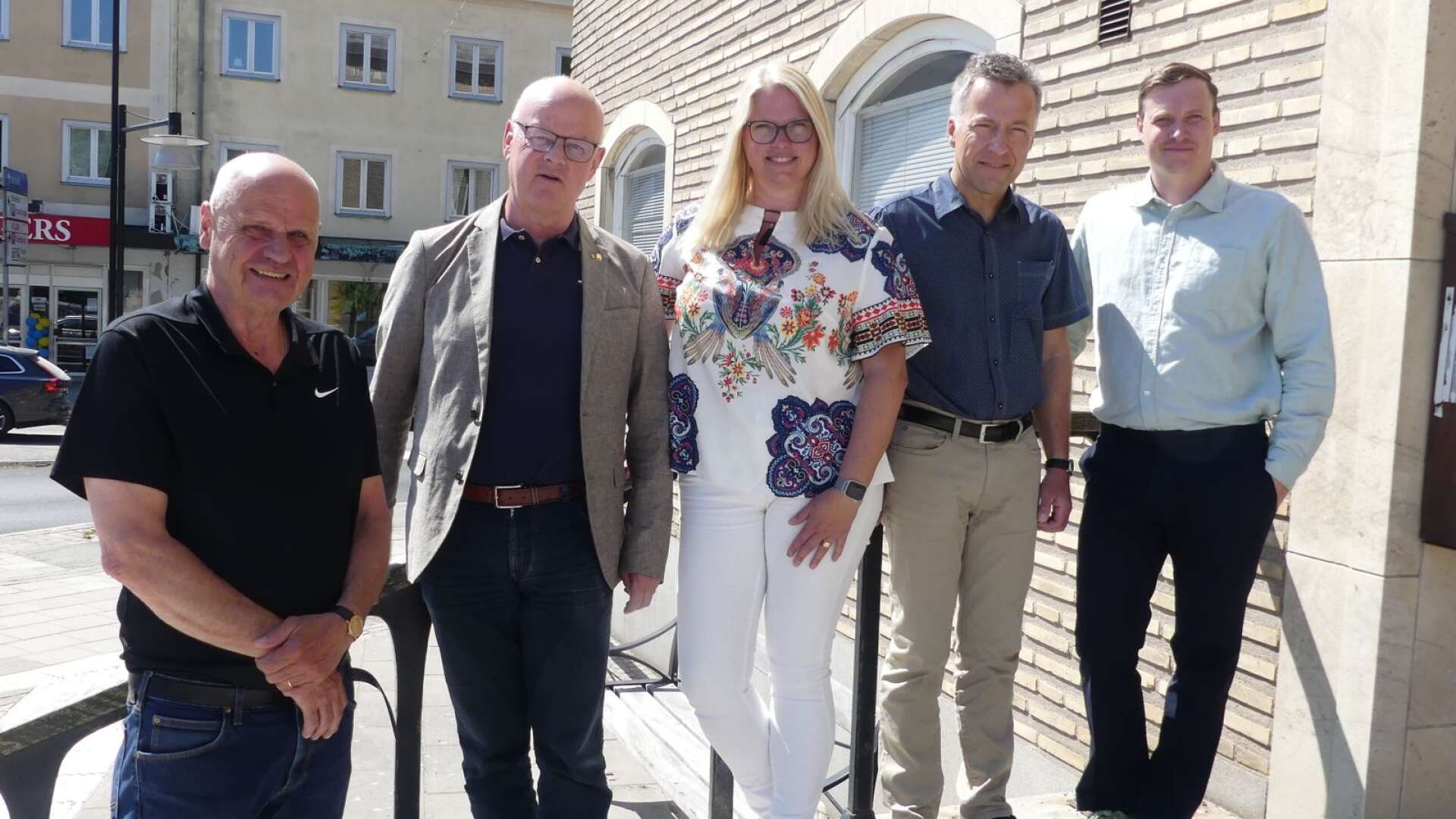 Representanter från den politiska majoriteten presenterar ett budgetförslag för nästa år. Ola Johansson (M), Dag Rogne (C), Malin Wallerius (KD), Magnus Jansson (L) och Henrik Ahlgren (MP).