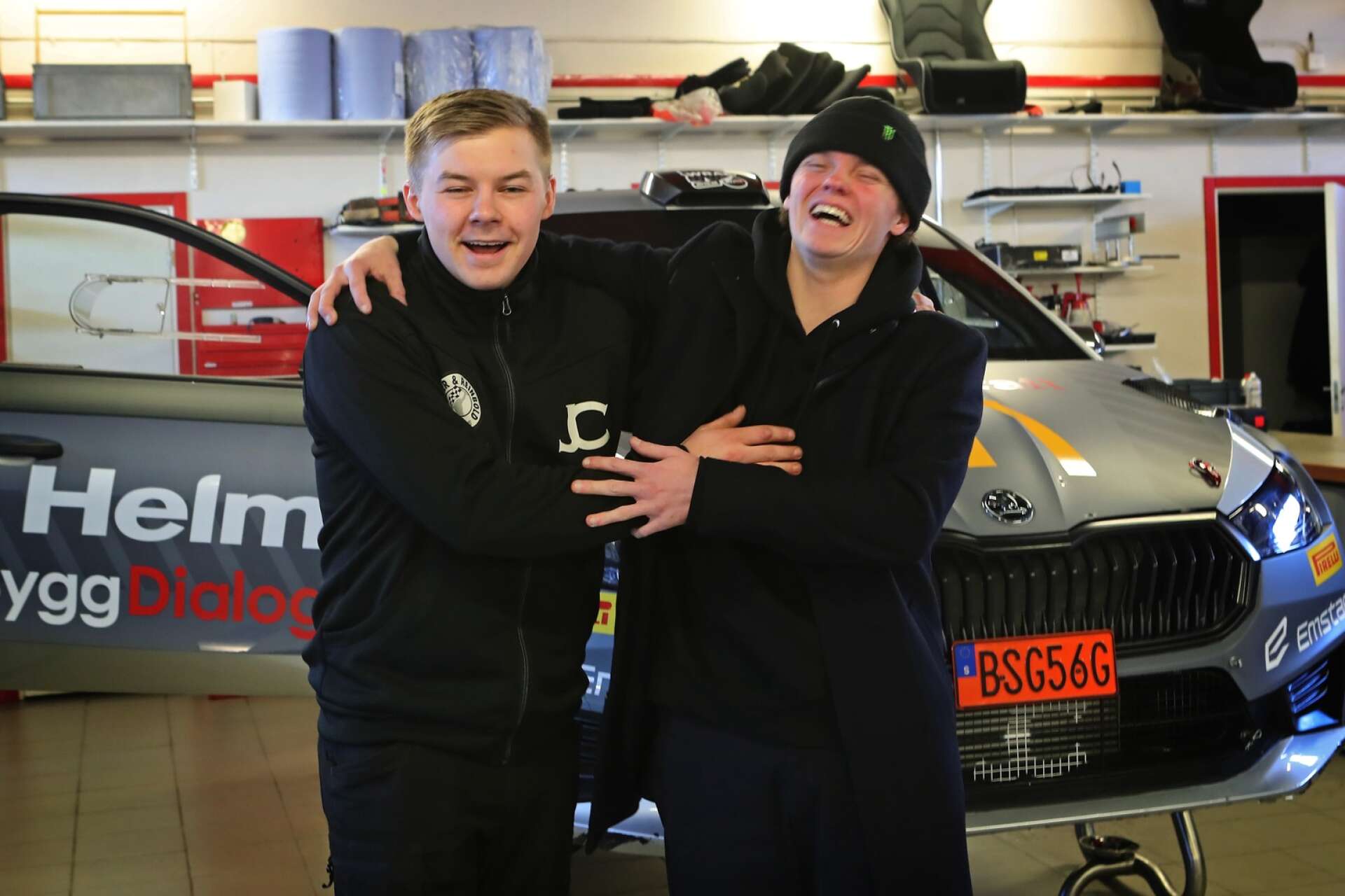 Isak Reiersen och Oliver Solberg är bästa kompisar och har som synes mycket roligt ihop. I Svenska rallyt ska de för första gången tävla i samma klass.