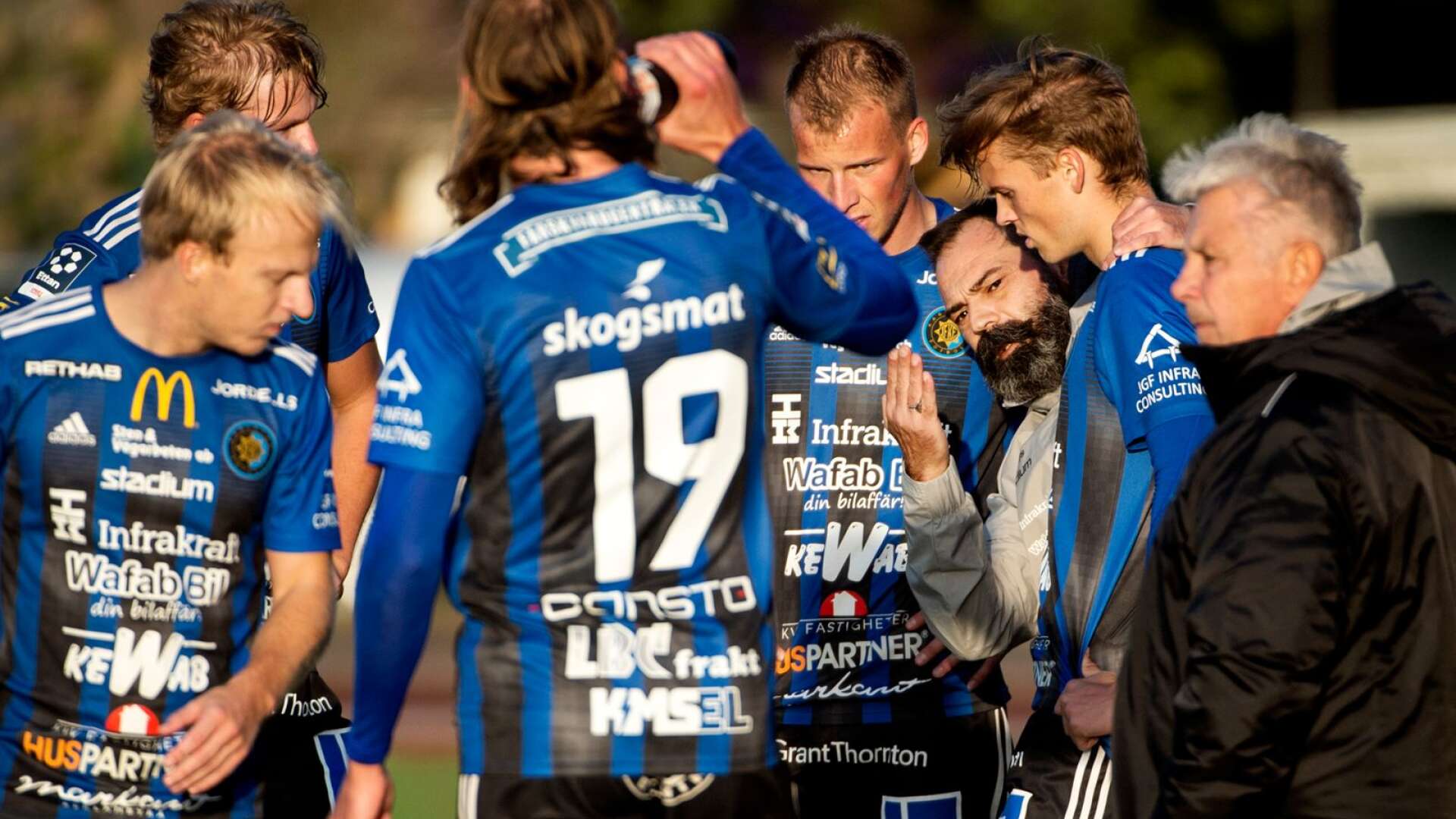 Karlstad Fotboll med tränaren Konstantinos Panagopoulos åkte på tredje raka förlusten hemma mot Karlslund. 