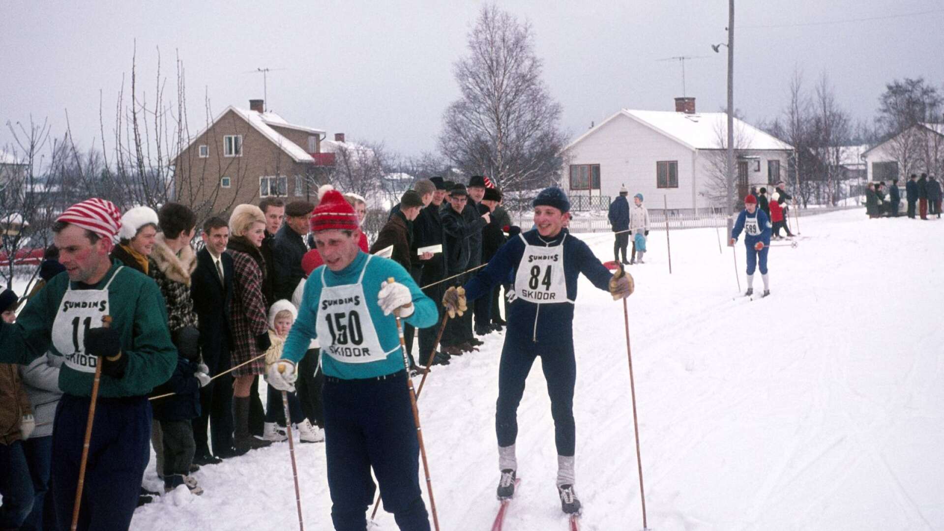 Finntöreloppet passerar Älgarås år 1969, vi ser bland annat Sune Johansson (84) skida på.
