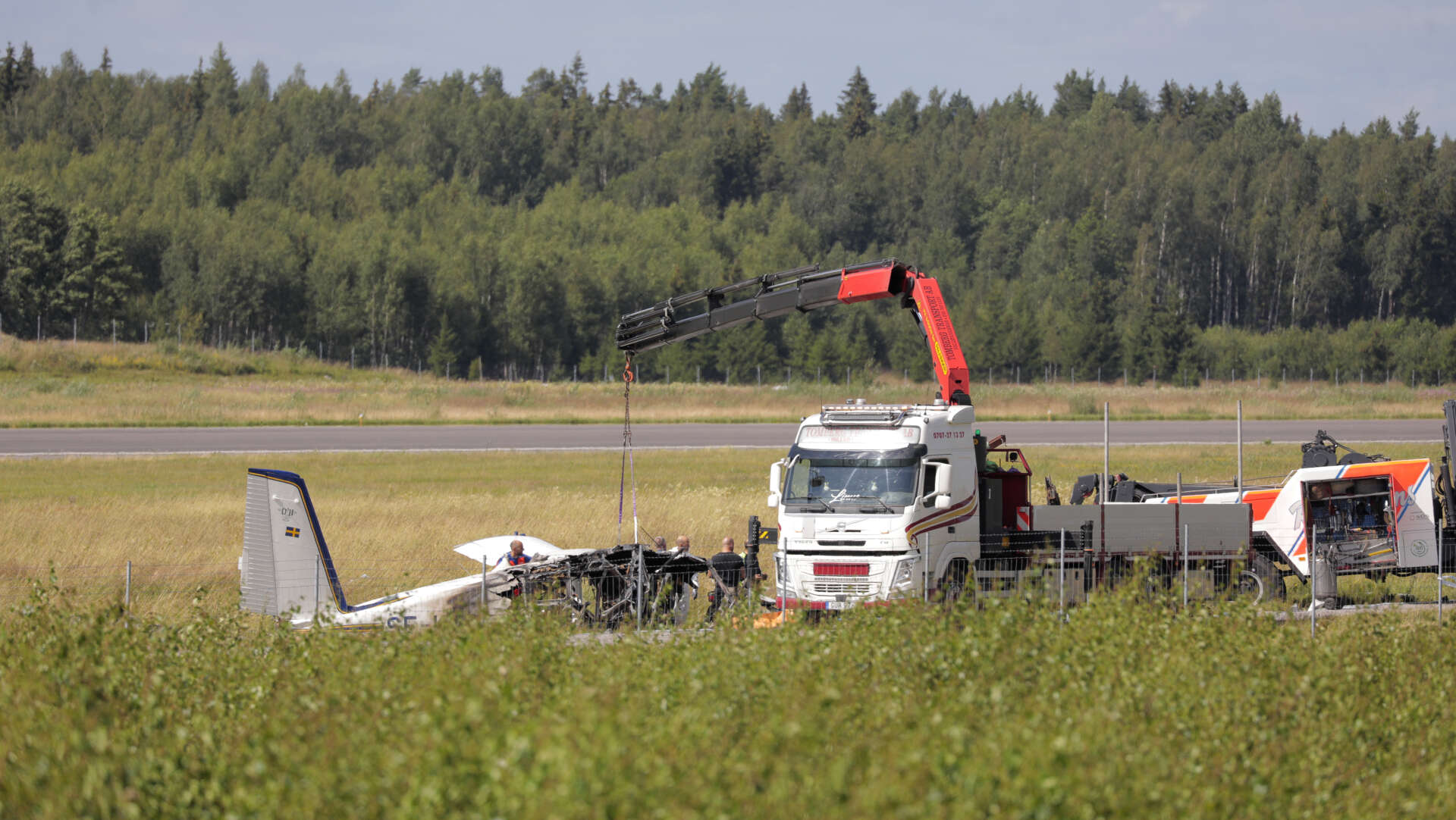 Flygplansvraket som kraschade vid Örebro flygplats i torsdags bärgas.