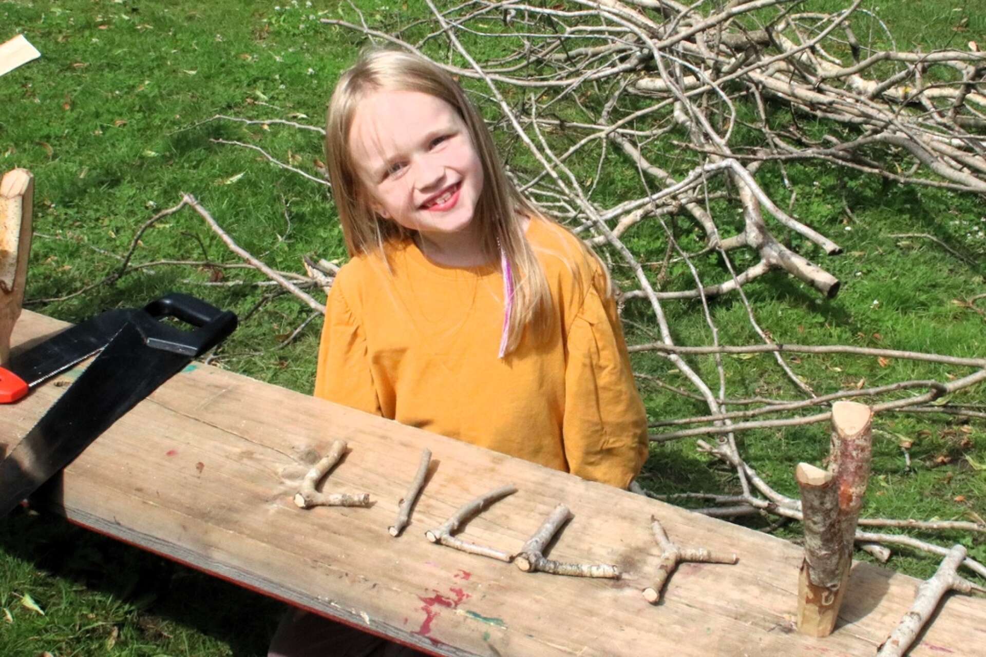 Lilly Dagström skrev sitt namn med hjälp av grenar.