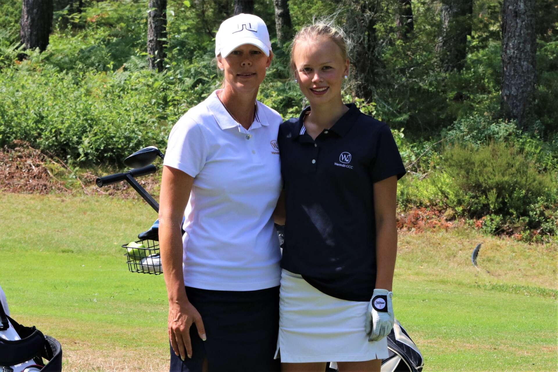 Åsa Jankler Ullström med dottern Emilia Ullström under Forsbackaveckan ifjol. Båda var med på topp-tio i singeltävlingen på första tävlingsdagen i årets upplaga av Forsbackaveckan.