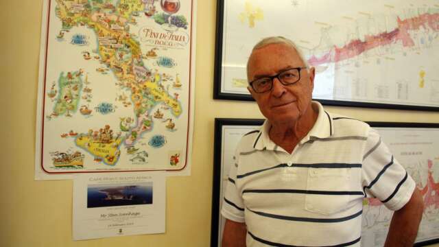 Sten Svenhage, som fyller 80 år på söndag, har ett mångårigt, genuint vinintresse. Han är grundare och hedersledamot av Munskänkarna i Åmål och bilden togs inför vinmässan i Åmål 2017. 