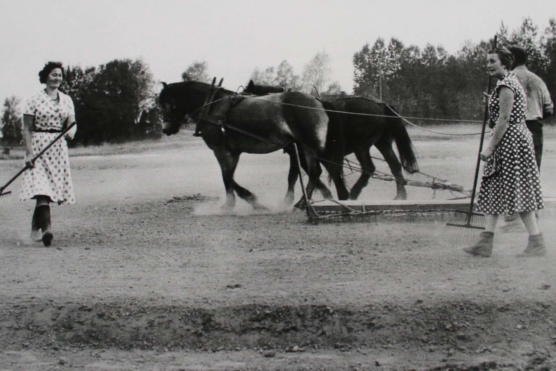 Fösta spadtaget för nuvarande Tössevallen togs sommaren 1958. Ett år senare var planen färdig för sådd. Mimmi Gustafsson och Asta Larsson hjälpte till med krattning och Gustaf Olssons, Frillsäter, hästar drog harven. 