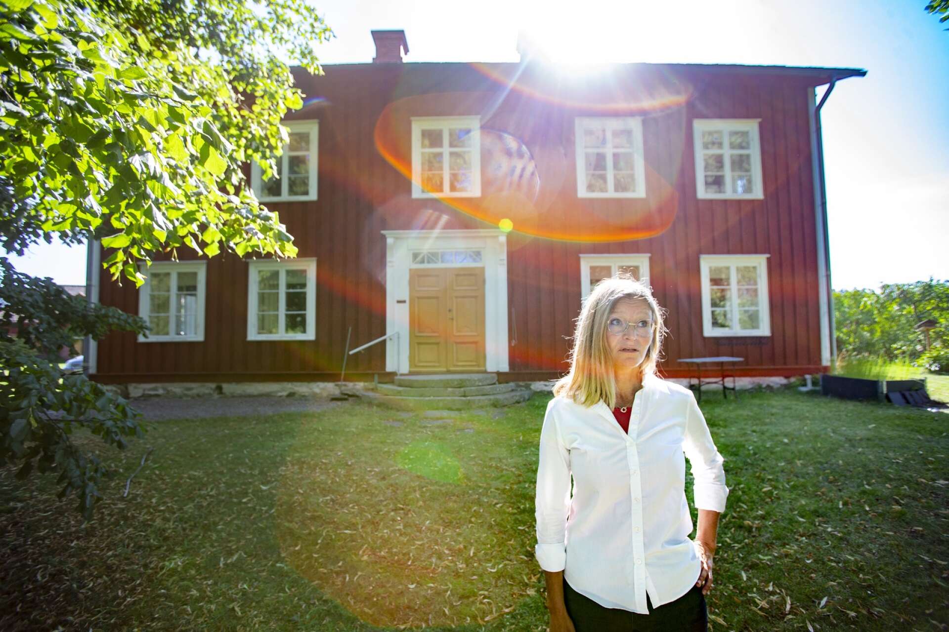 Eva Götbrink framför Busteruds gård.