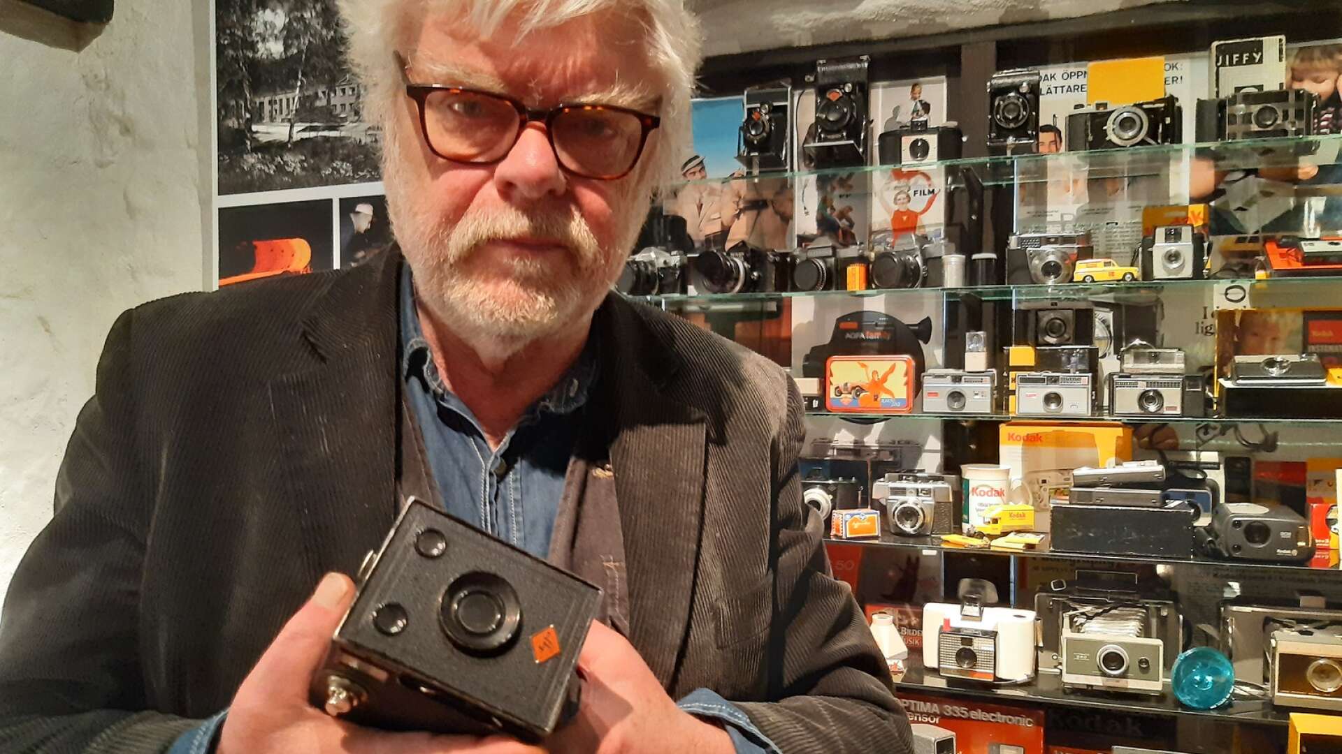Larseric Vänerlöf med den äldsta kameran i samlingen, en Kodak från 1889.
