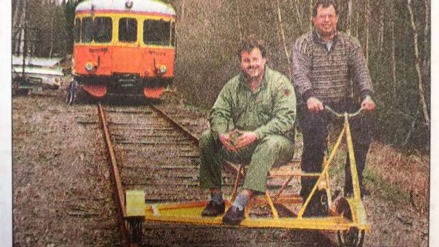 Sommaren 1997 introducerades möjlighet att trampa dressin mellan Finntorp och Svanskog. Här är det John Christer Bryntesson som provtrampar med Johan Karsberg som passagerare.