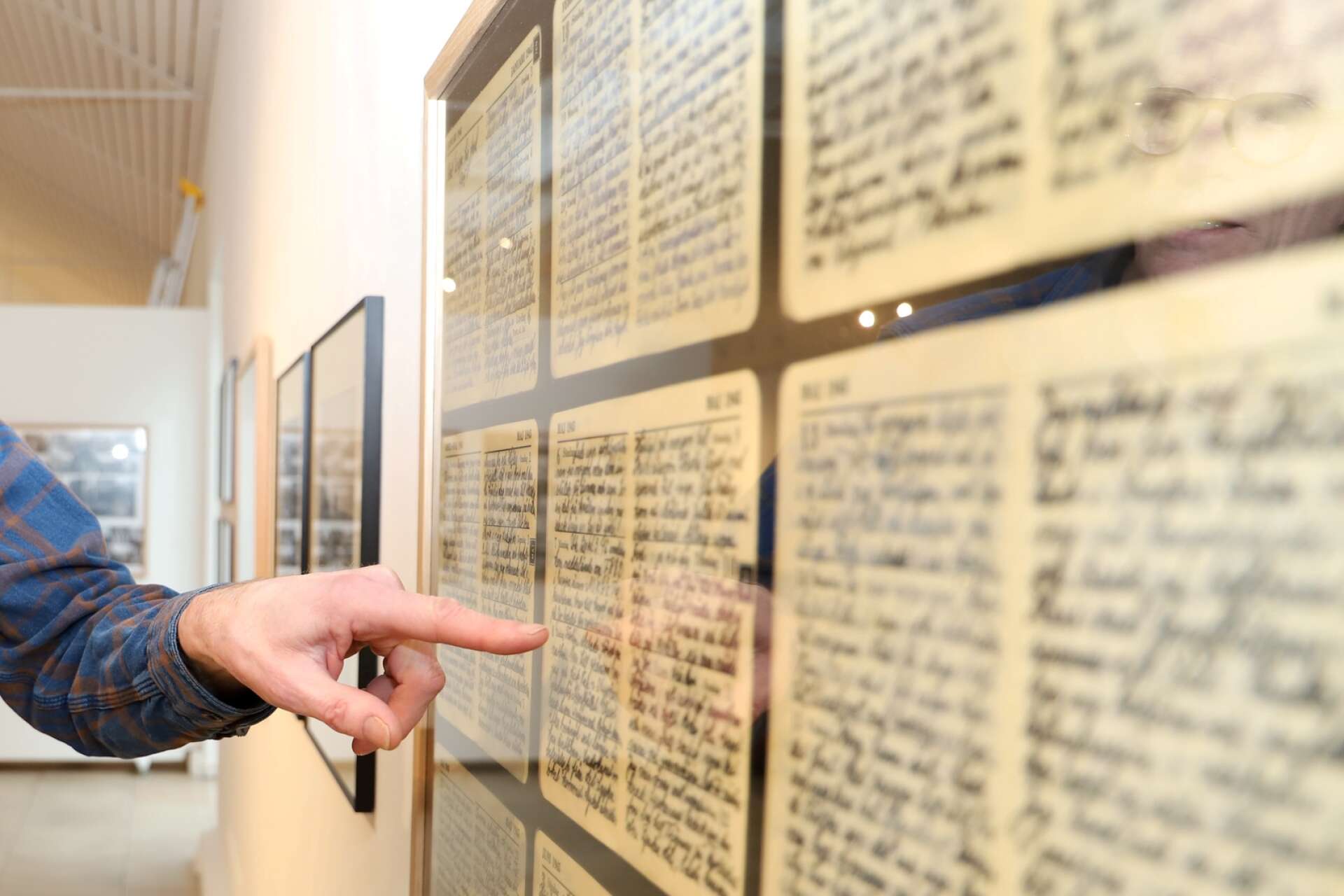 På utställningen Checkpoint visas dagboksanteckningar som Staffans pappa gjorde under kriget. ”Varje morgon skrev han om dagen innan.”
