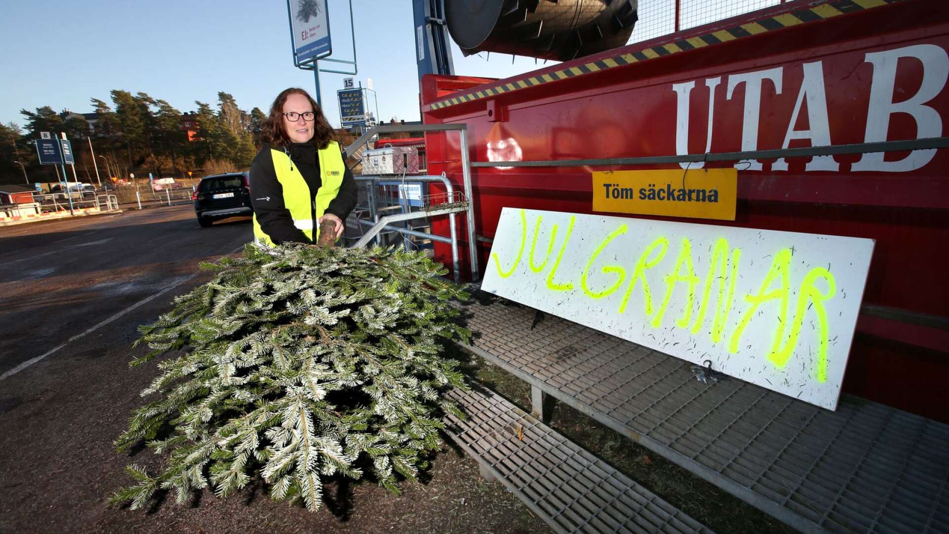 Det har varit rusch på återvinningscentralerna under jul och nyår. Granar blir det en hel del av. Ann-Louise Olofsson är driftchef för återvinningscentralerna i Karlstads kommun.