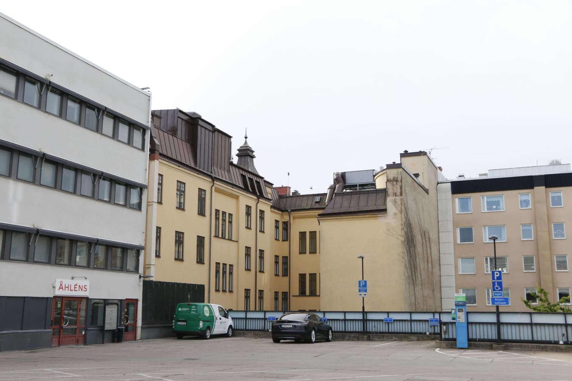 Samma vy från Åhléns parkering 2022. 