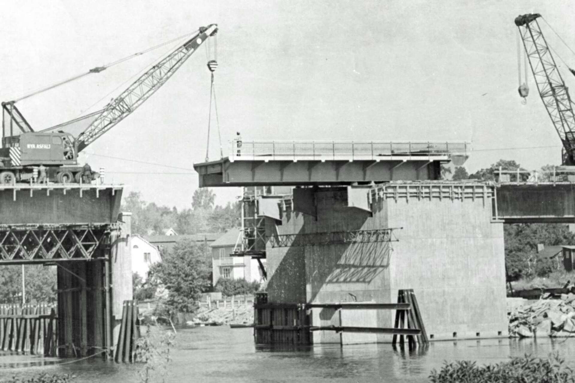 I slutet av augusti 1971 kunde två brospann med millimeterpassning lyftas på plats över Byälven. Då gick brobygget in i sitt slutskede. 