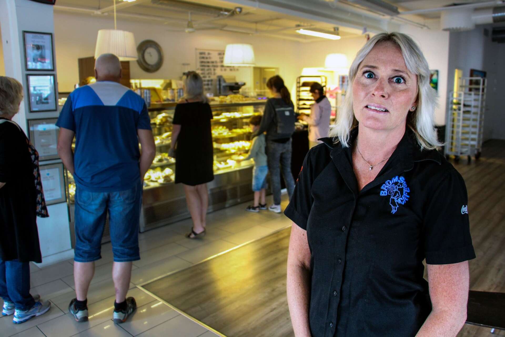 Eva-Lotta Broms, delägare av Café Broms i Årjäng, hoppas på det bästa – att gränsen mellan Norge och Värmland förblir öppen.
