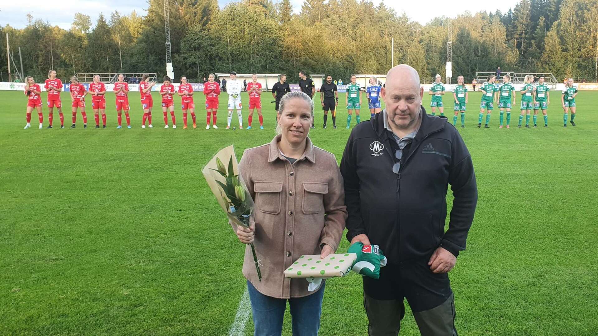 Mallbackens IF med Christer Eriksson från sportgruppen tackade av Frida Broström som har spelat fler än 400 matcher med klubben.
