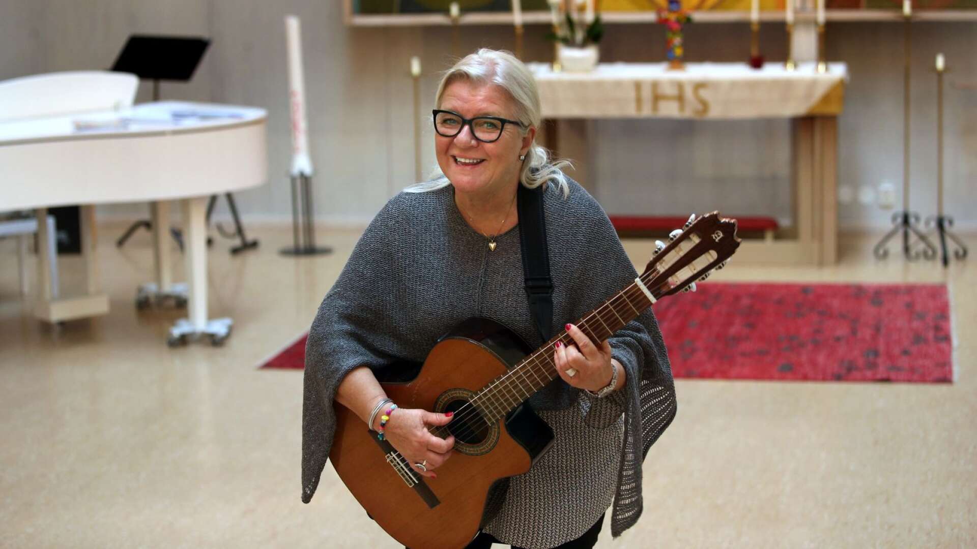 Kerstin Andeby har gått hand i hand med musiken hela livet. Sedan 33 år tillbaka arbetar hon som musiker, pedagog och konstterapeut i Barnens katedral på Kroppkärr i Karlstad. I höst går hon i pension men hon har inga planer på att överge arbetet med musiken. 