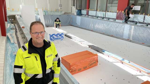 Jukka Mäenpää, teknisk chef på Storfors kommun, säger att arbetet med simhallen rullar på enligt tidsplan.