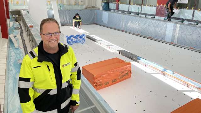 Jukka Mäenpää, teknisk chef, stämmer av arbetet med entreprenören Degerstedts Bygg.