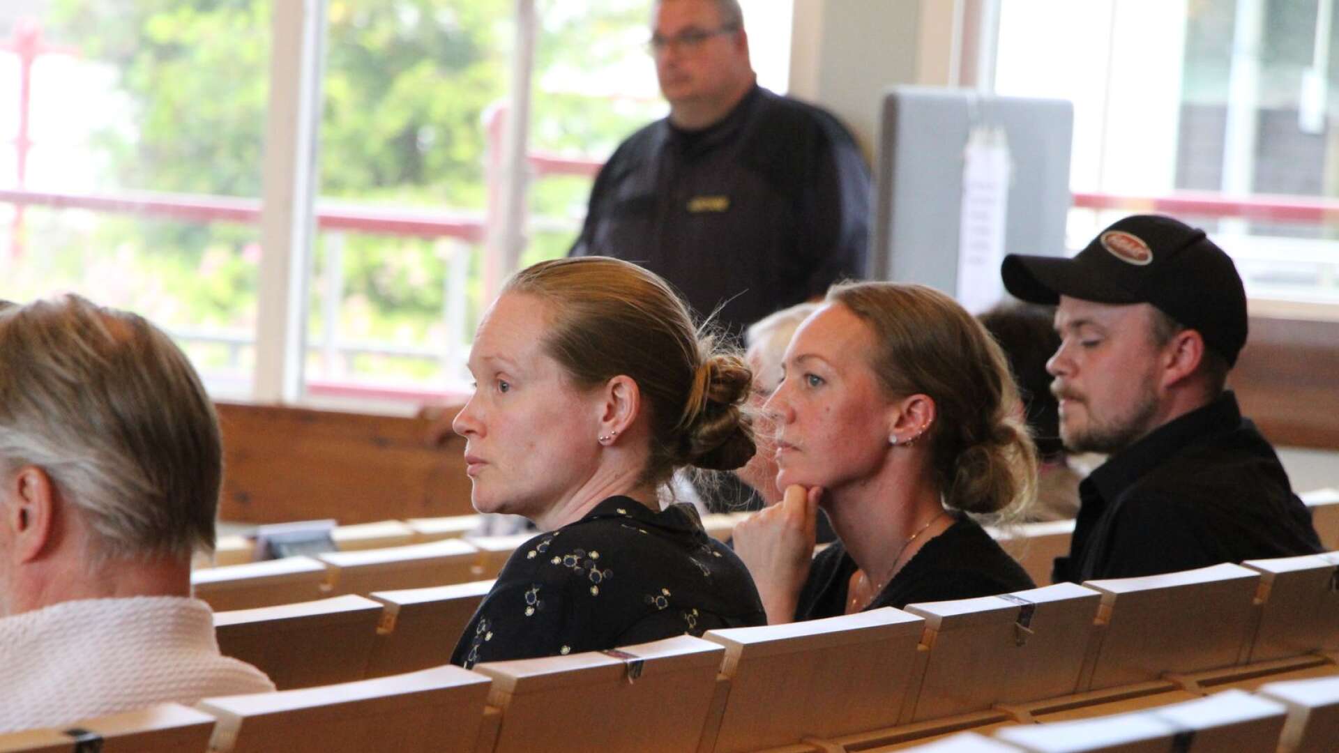 Föräldrarna Ann-Christine Pollack och Annika Kollfelt kämpade förgäves för att rädda Aspeds skola. De fanns med i Frykenskolans aula i Torsby när beslutet om nedläggning togs.