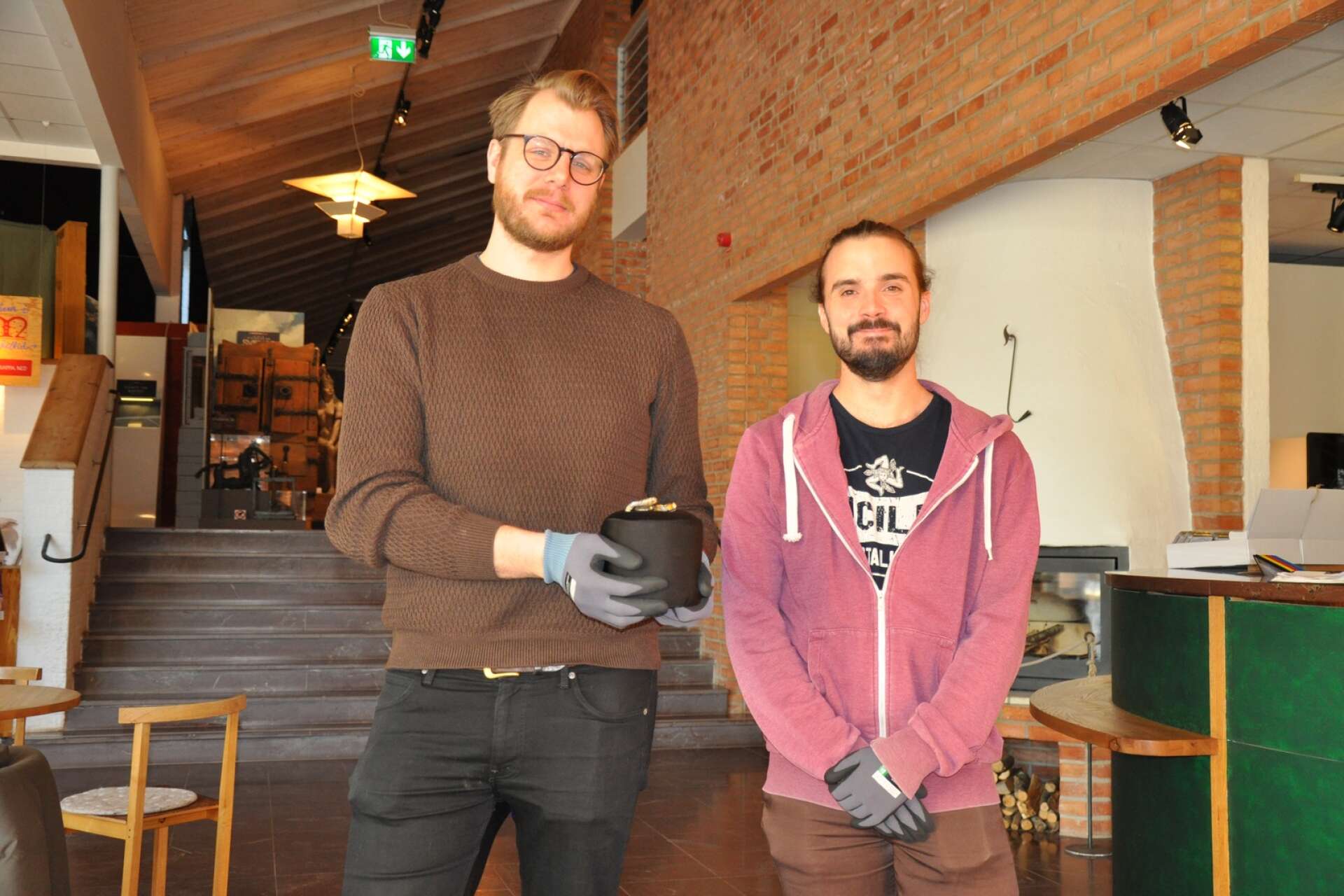 Odinspännet visas just nu på Västergötlands museum i Skara i samband med en miniutställning. Emil Jonsson, föremålsantikvarie och till vänster på bild, och Ludvig Lhonneur, pedagog på museet, berättar att tanken är att fyndet ska vara en del av museets basutställning. 