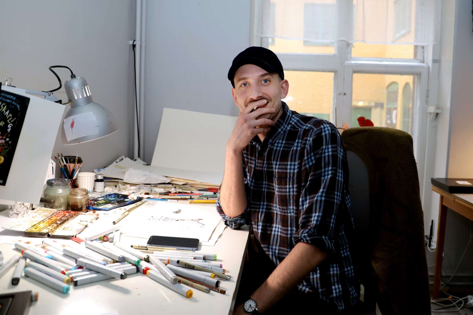 Marcus-Gunnar Pettersson bor och verkar i Arvika och har i drygt två år nu varit aktiv i ett speciellt projekt: att tillsammans med 218 kollegor rita vikgubbar. Nu går projektet i mål med en utställning och en bok.