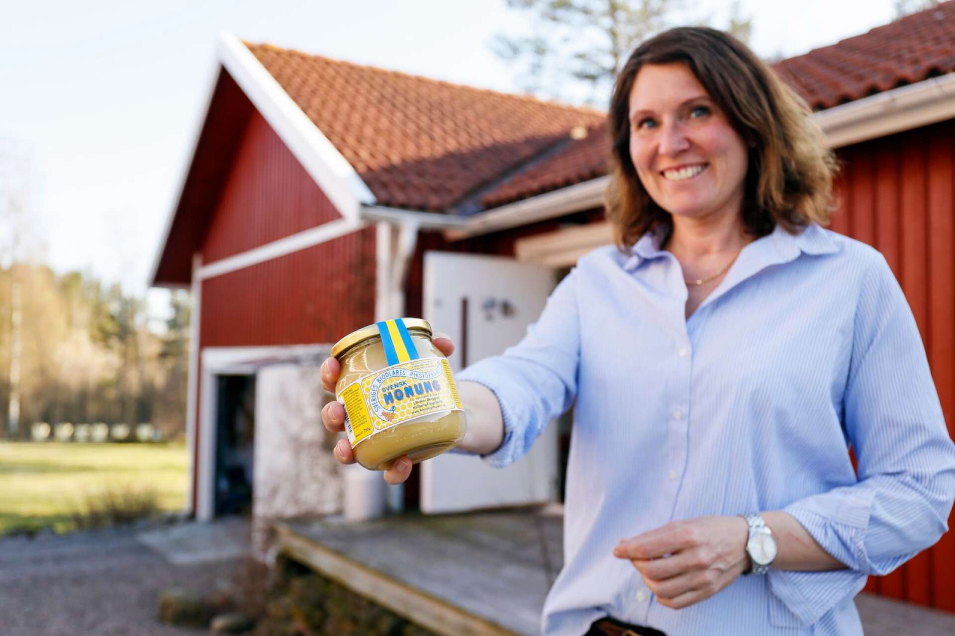 Lillemor Berggren, från Färgelanda, är biodlare och förser sin lokala Ica-affär med egenskördad honung.
