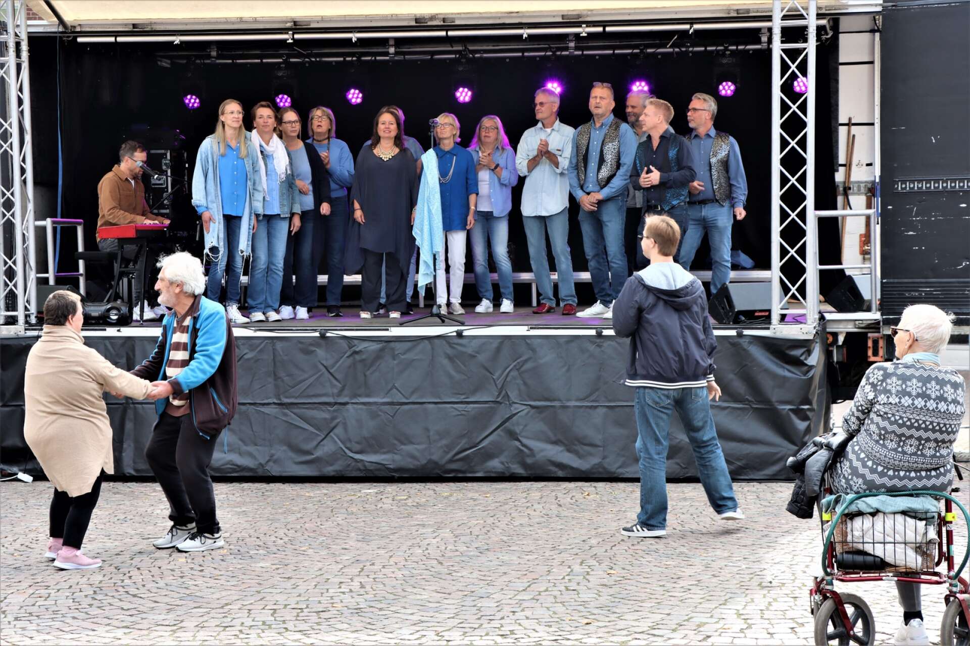 En del valde att ta en svängom framför scenen, bland annat då Öjebokören framförde Abba-låtar.