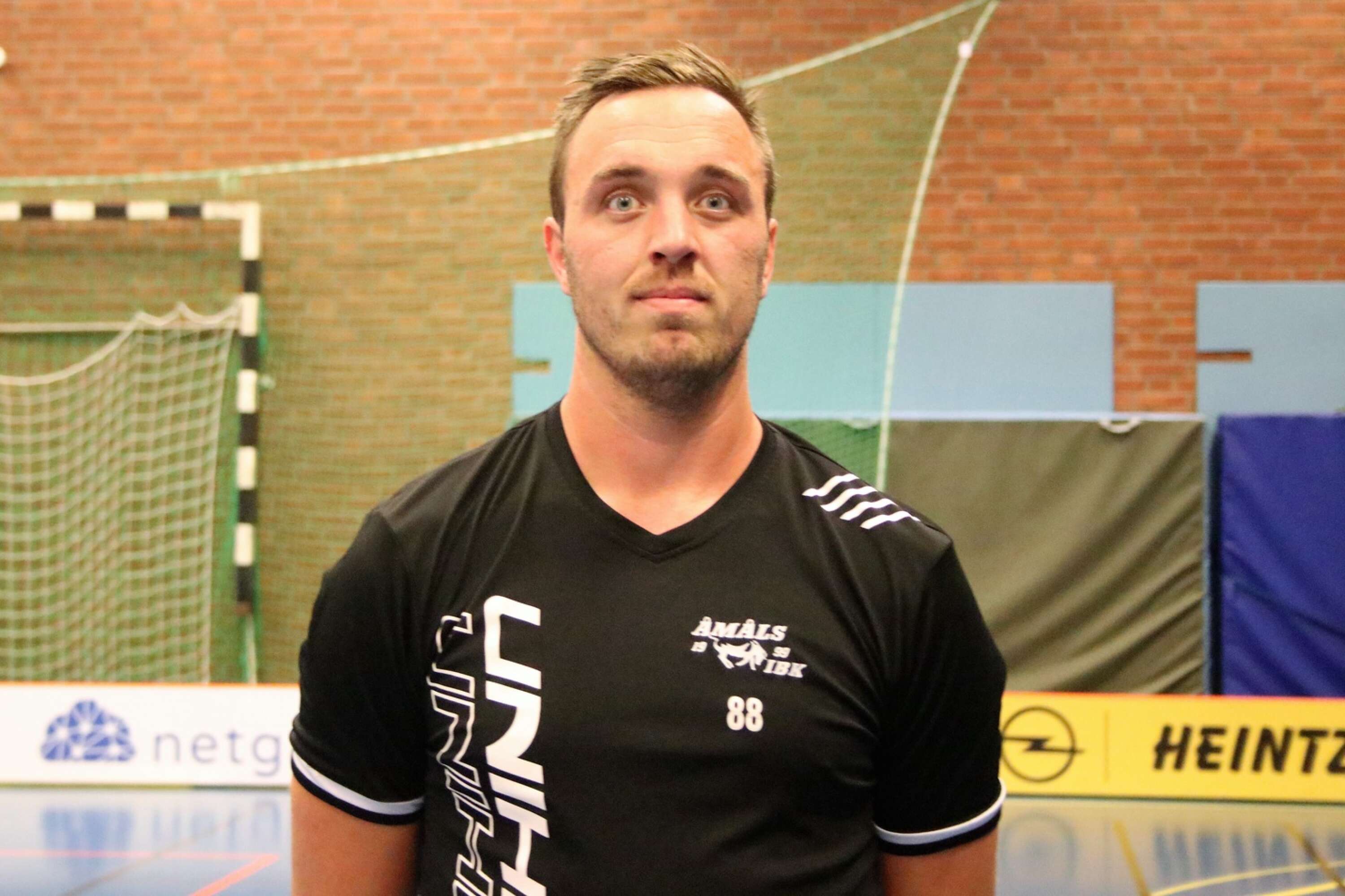 Emil Gustafsson är ny tränare i Åmåls IBK. Han kliver in i i hetluften i division 2 under sin allra första säsong som huvudtränare.